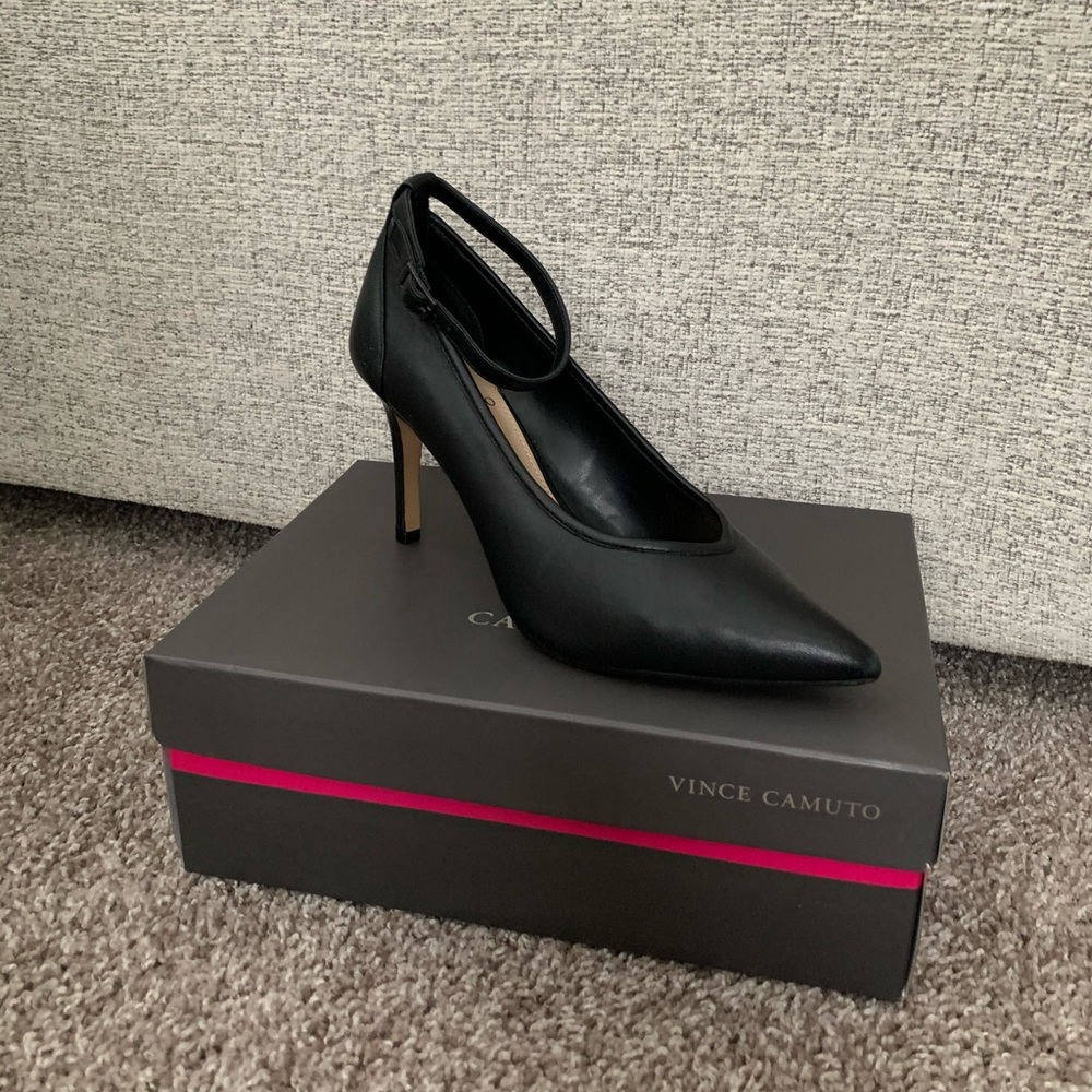 Ankle strap leather pump